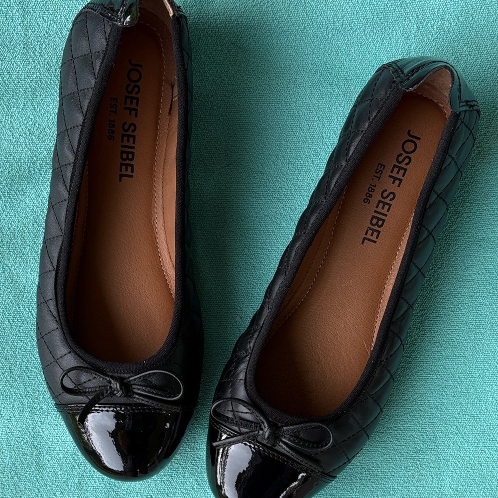 NWOT.Josef Seibel Black Quilted Flats with Patent Toe.